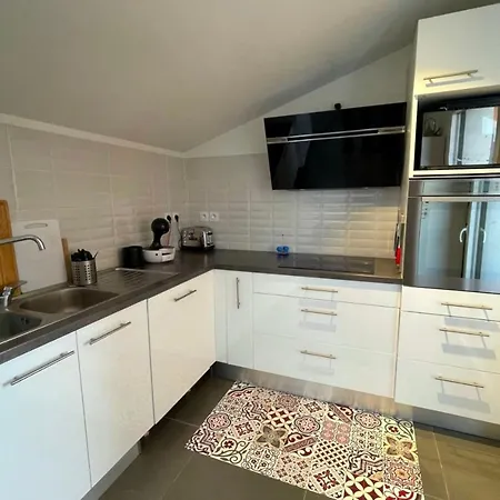92M With Large Balcony In The Center Of Blagnac Бланьяк