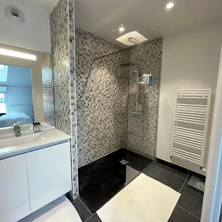 92M With Large Balcony In The Center Of Blagnac * Бланьяк